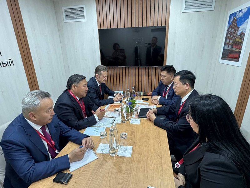 Глава Тувы встретился в ходе ПМЭФ с представителями крупного китайского бизнеса