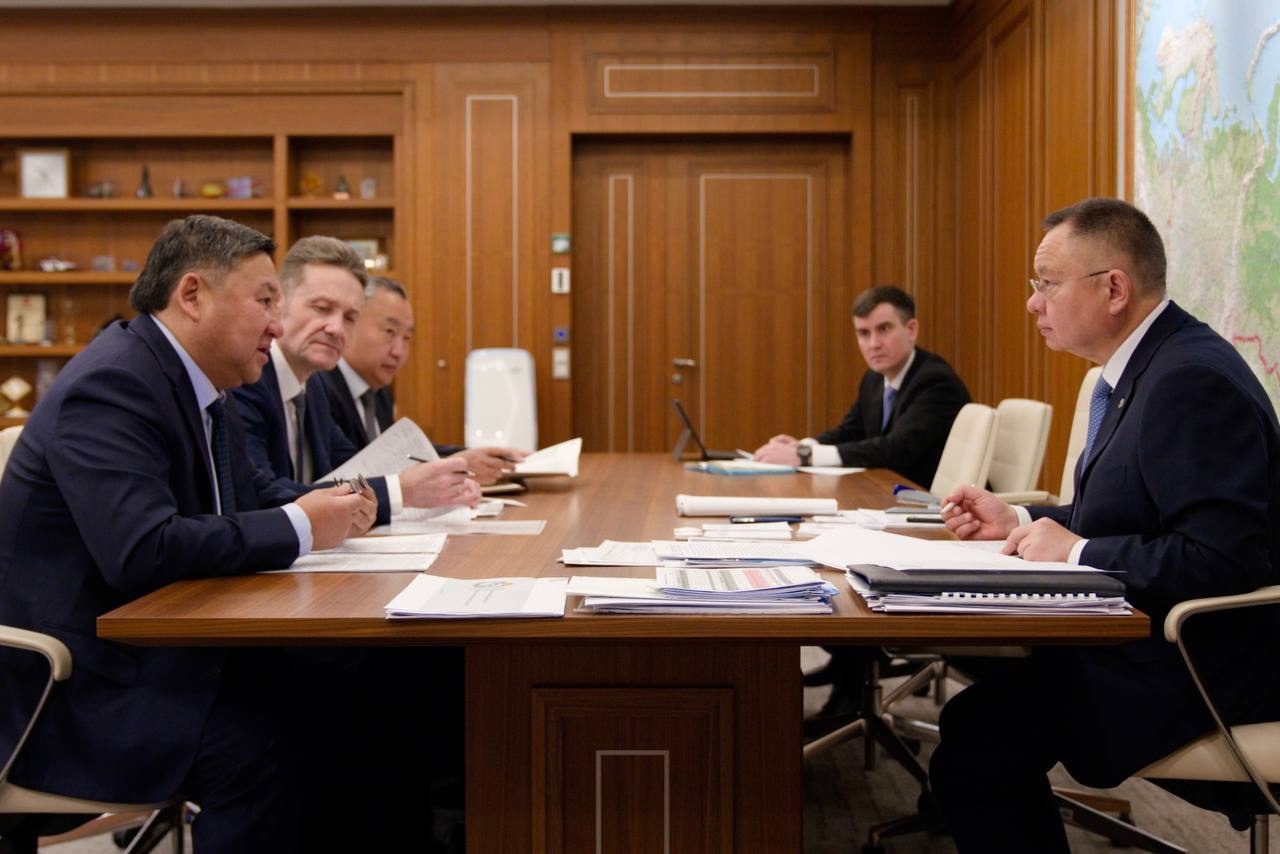 Владислав Ховалыг обсудил вопросы развития отрасли строительства и ЖКХ в Туве на рабочей встрече с Иреком Файзуллиным
