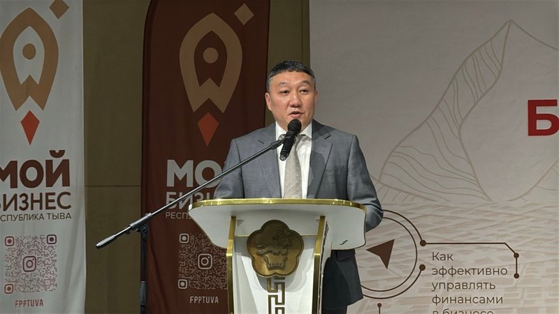 В Туве отметили День экономиста и наградили отличившихся сотрудников отрасли