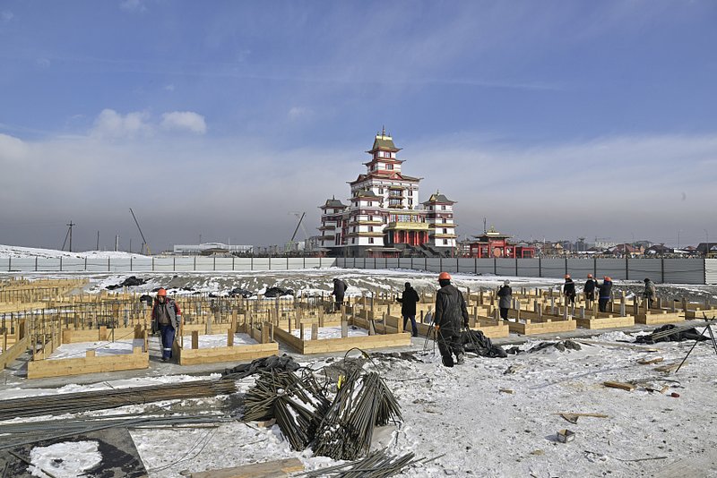 Владислав Ховалыг проверил ход строительства гостиницы в Кызыле