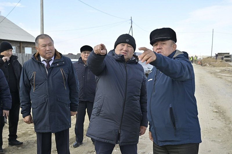 Владислав Ховалыг проинспектировал ход дорожных работ в Эрзинском районе